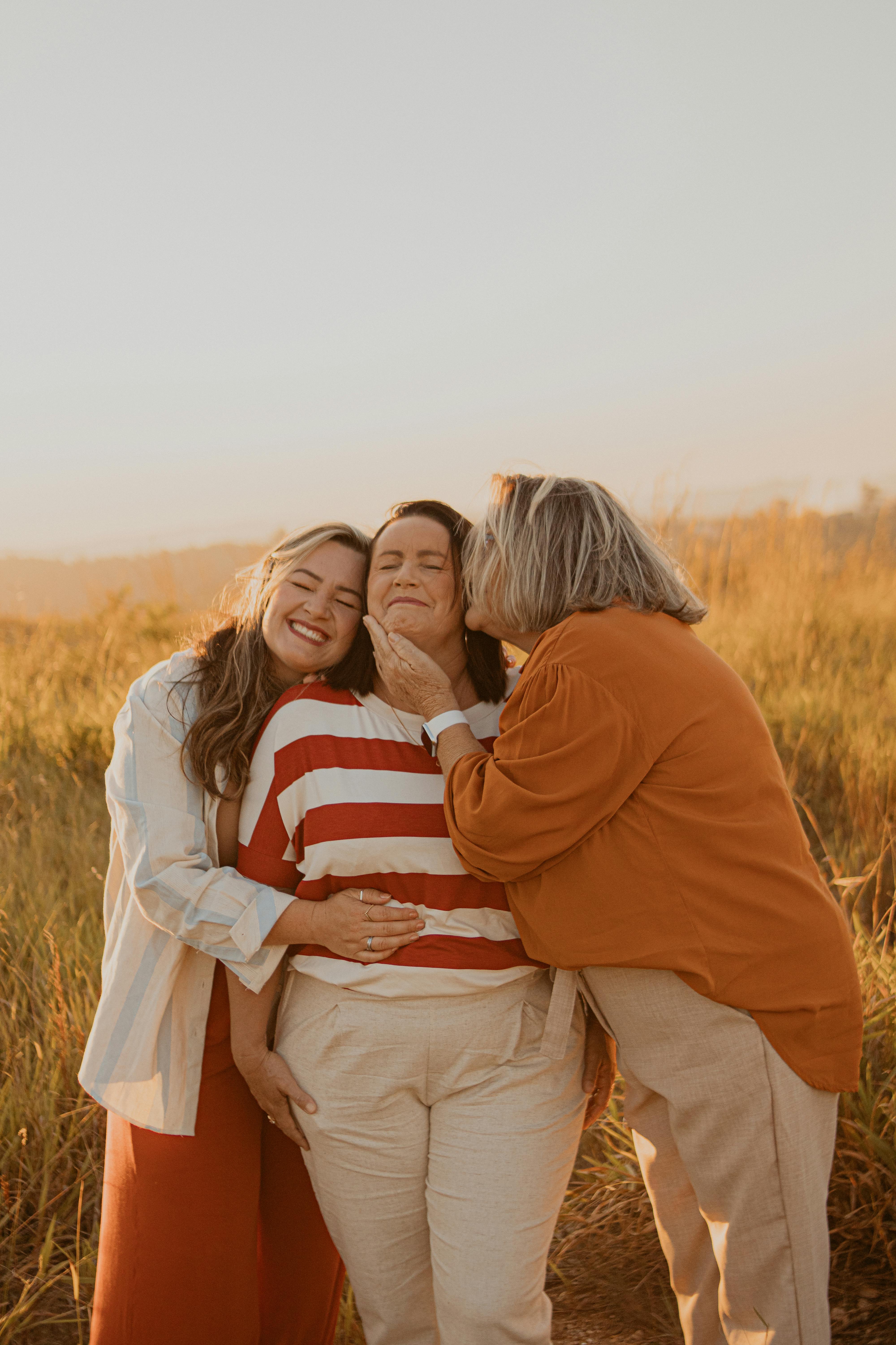 Mujer sonriendo y abrazando